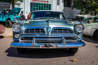 Falcon Heights, MN - 17 Haziran 2022: Yerel bir araba fuarında 1955 Chrysler Windsor Nassau Coupe 'nin düşük perspektifli ön görüntüsü.