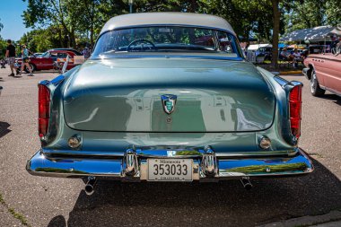 Falcon Heights, MN - 17 Haziran 2022: Yerel bir otomobil fuarında 1955 Chrysler Windsor Nassau Coupe 'nin yüksek perspektifli arka köşe görüntüsü.