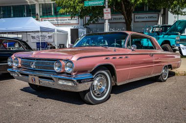 Falcon Heights, MN - 17 Haziran 2022: Yerel bir araba fuarında 1962 Buick Electra 225 Hardtop Coupe 'nin düşük perspektifli ön köşe görüntüsü.