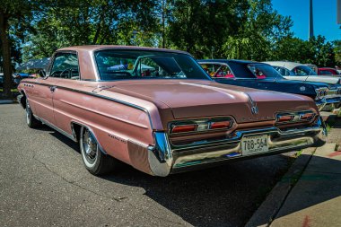 Falcon Heights, MN - 17 Haziran 2022: Yerel bir araba fuarında 1962 Buick Electra 225 Hardtop Coupe 'nin yüksek perspektifli arka köşesi.