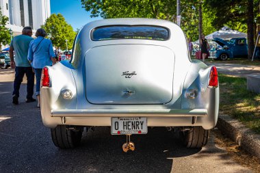 Falcon Heights, MN - 17 Haziran 2022: Yerel bir araba fuarında bir Kaiser Henry J Corsair Deluxe Coupe 'nin düşük perspektifli arka köşe görüntüsü.