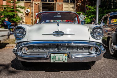 Falcon Heights, MN - 17 Haziran 2022: Yerel bir araba fuarında 1957 Oldsmobile Super 88 Tatili 'nin düşük perspektifli ön görüntüsü.