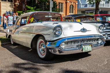 Falcon Heights, MN - 17 Haziran 2022: Yerel bir araba fuarında 1957 Oldsmobile Super 88 Holiday 'in düşük perspektifli ön köşe görüntüsü.