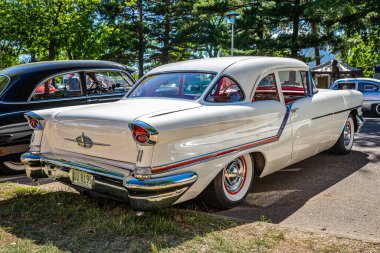 Falcon Heights, MN - 17 Haziran 2022: Yerel bir araba fuarında 1957 Oldsmobile Super 88 Holiday 'in düşük perspektifli arka köşe görüntüsü.