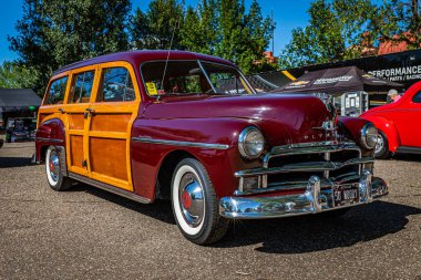 Falcon Heights, MN - 17 Haziran 2022: Yerel bir araba fuarında 1950 Plymouth Özel Şatosu 'nun düşük perspektifli ön köşe görüntüsü.