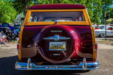 Falcon Heights, MN - 17 Haziran 2022: Yerel bir araba fuarında 1950 Plymouth Özel Şatosu 'nun düşük perspektifli dikiz görüntüsü.