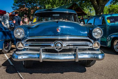 Falcon Heights, MN - 17 Haziran 2022: Yerel bir otomobil fuarında 1952 Ford Mainline 2 Door Sedan 'ın düşük perspektifli ön görüntüsü.