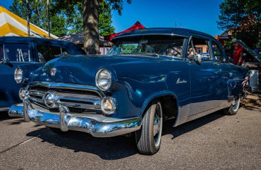 Falcon Heights, MN - 17 Haziran 2022: Yerel bir otomobil fuarında 1952 Ford Mainline 2 Door Sedan 'ın düşük perspektifli ön köşe görüntüsü.