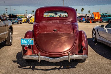 Daytona Plajı, FL - 24 Kasım 2018: Yerel bir araba fuarında 1936 model Ford Deluxe Model 68 15 Coupe 'nin arka görüntüsü.