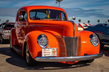 Daytona Plajı, FL - 24 Kasım 2018: Yerel bir araba fuarında 1940 model Ford Deluxe 5 model bir arabanın ön köşe görüntüsü.
