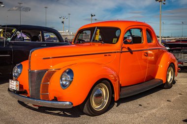 Daytona Plajı, FL - 24 Kasım 2018: Yerel bir araba fuarında 1940 model Ford Deluxe 5 model bir arabanın ön köşe görüntüsü.