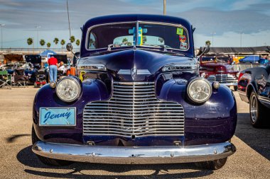 Daytona Plajı, FL - 24 Kasım 2018: Yerel bir otomobil fuarında 1940 model Chevrolet Special Deluxe Town Sedan 'ın düşük perspektifli ön görüntüsü.