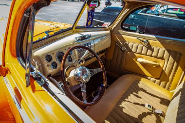 Daytona Plajı, FL - 24 Kasım 2018: Yerel bir araba fuarında 1940 model Ford Deluxe 5 model bir arabanın iç görünümü.