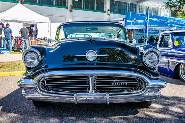 Falcon Heights, MN - 17 Haziran 2022: Yerel bir araba fuarında 1956 Oldsmobile Super 88 Hardtop Coupe 'nin düşük perspektifli ön görüntüsü.