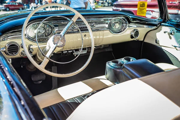 Falcon Heights, MN - 17 Haziran 2022: Yerel bir araba fuarında 1956 Oldsmobile Super 88 Hardtop Coupe 'nin geniş açı düşük perspektif detay iç görünümü.