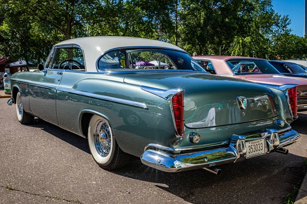 Falcon Heights, MN - 17 Haziran 2022: Yerel bir otomobil fuarında 1955 Chrysler Windsor Nassau Coupe 'nin yüksek perspektifli arka köşe görüntüsü.
