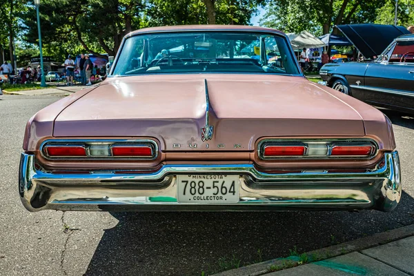 Falcon Heights, MN - 17 Haziran 2022: Yerel bir araba fuarında 1962 Buick Electra 225 Hardtop Coupe 'nin yüksek perspektifli arka köşesi.