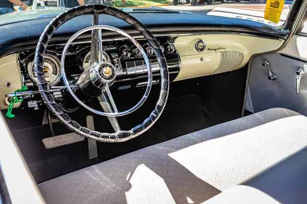 Falcon Heights, MN - 17 Haziran 2022: Yerel bir otomobil fuarında 1955 Chrysler Windsor Nassau Coupe 'nin detaylı iç görüntüsünü kapat.