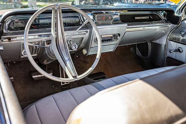 Falcon Heights, MN - 17 Haziran 2022: Yerel bir araba fuarında 1962 Buick Electra 225 Hardtop Coupe 'nin geniş açı yüksek perspektif ayrıntılı iç görünümü.