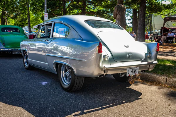 Falcon Heights, MN - 17 Haziran 2022: Yerel bir araba fuarında bir Kaiser Henry J Corsair Deluxe Coupe 'nin düşük perspektifli arka köşe görüntüsü.