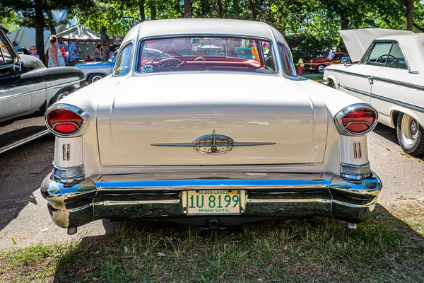 ファルコンハイツ 2022年6月17日 ローカルカーショーで1957年のオールズモビルスーパー88休日の高視野リアコーナービュー — ストック写真