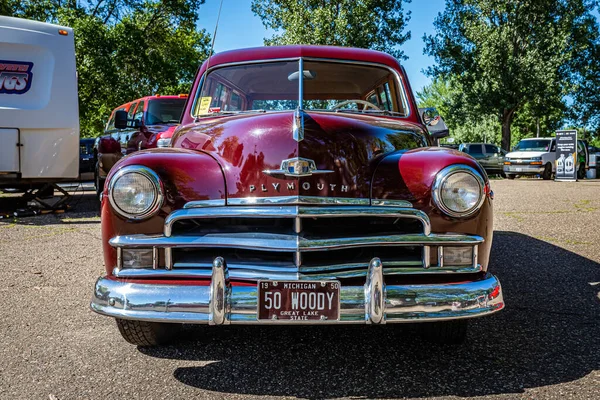 Falcon Heights, MN - 17 Haziran 2022: Yerel bir araba fuarında 1950 Plymouth Özel Şatosu 'nun düşük perspektifli ön görüntüsü.