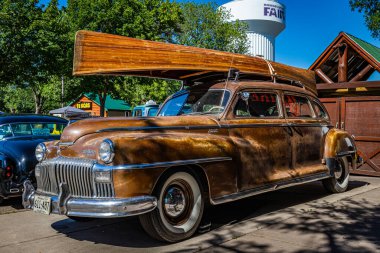 Falcon Heights, MN - 17 Haziran 2022: Yerel bir otomobil fuarında 1947 DeSoto Suburban 4 Door Sedan 'ın düşük perspektifli ön köşe görüntüsü.
