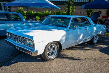 Falcon Heights, MN - 18 Haziran 2022: 1964 Chevrolet Chevelle Malibu SS Hardtop Coupe 'nin yüksek perspektifli ön köşe görüntüsü.