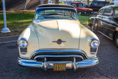 Falcon Heights, MN - 18 Haziran 2022: Yerel bir otomobil fuarında 1950 Oldsmobile 98 Holiday Coupe 'nin yüksek perspektifli ön görüntüsü.