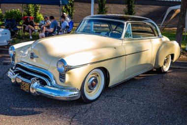 Falcon Heights, MN - 18 Haziran 2022: Yerel bir araba fuarında 1950 Oldsmobile 98 Holiday Coupe 'nin yüksek perspektifli ön köşe görüntüsü.