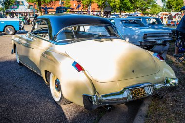 Falcon Heights, MN - 18 Haziran 2022: Yerel bir araba fuarında 1950 Oldsmobile 98 Holiday Coupe 'nin yüksek perspektifli arka köşe görüntüsü.