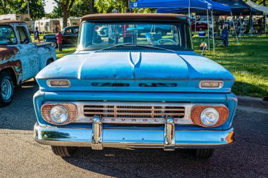 Falcon Heights, MN - 18 Haziran 2022: 1962 Chevrolet C10 Pickup Truck 'ın yüksek perspektifli manzarası yerel bir araba fuarında.