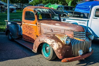 Falcon Heights, MN - 18 Haziran 2022: Yerel bir otomobil fuarında eski bir Chevrolet Stepside kamyonun yüksek perspektifli ön köşe görüntüsü.