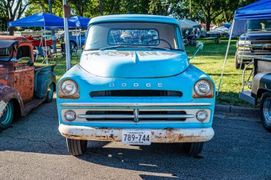 Falcon Heights, MN - 18 Haziran 2022: Yerel bir otomobil fuarında 1957 Dodge D200 kamyonet manzarası.