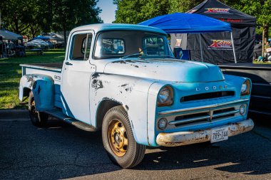 Falcon Heights, MN - 18 Haziran 2022: Yerel bir otomobil fuarında 1957 Dodge D200 kamyonet manzarası.