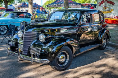 Falcon Heights, MN - 18 Haziran 2022: 1939 Chevrolet Master Deluxe 4 Door Sedan 'ın yüksek perspektifli ön köşe görüntüsü.