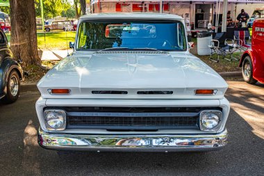 Falcon Heights, MN - 18 Haziran 2022: 1965 Chevrolet C10 Stepside Pickup Truck 'ın yüksek perspektifli ön görüntüsü yerel bir araba fuarında.