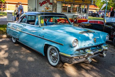 Falcon Heights, MN - 18 Haziran 2022: Yerel bir araba fuarında 1953 Mercury Monterey Coupe 'nin yüksek perspektifli ön köşe görüntüsü.