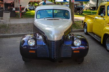 Falcon Heights, MN - 18 Haziran 2022: 1940 Chevrolet Master 85 model yerel bir araba fuarında yüksek perspektifli ön görüş.
