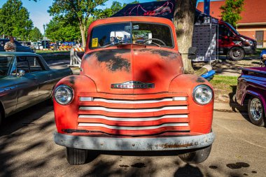 Falcon Heights, MN - 18 Haziran 2022: 1952 Chevrolet 3100 kamyonet yerel bir araba fuarında yüksek perspektifli ön görüş.
