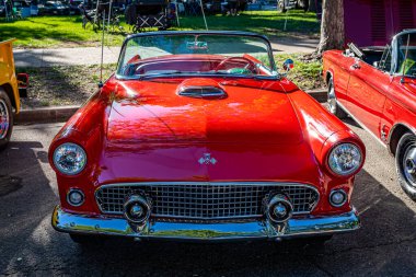 Falcon Heights, MN - 18 Haziran 2022: Yerel bir araba fuarında 1955 Ford Thunderbird 'ün Üstü açılabilen ön görüntüsü.