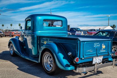 Daytona Plajı, FL - 24 Kasım 2018: 1936 model bir Ford Deluxe Pickup Truck 'ın yerel bir araba fuarında düşük perspektifli arka köşe görüntüsü.