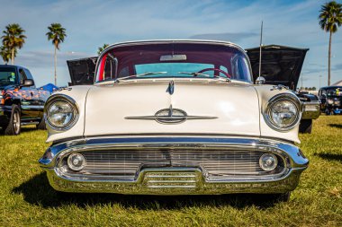 Daytona Plajı, FL - 24 Kasım 2018: Yerel bir araba fuarında 1957 model Oldsmobile Golden Rocket 88 Tatil Hardtop Coupe 'nin düşük perspektifli ön görüntüsü.