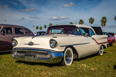 Daytona Plajı, FL - 24 Kasım 2018: Yerel bir otomobil fuarında 1957 model Oldsmobile Golden Rocket 88 Tatil Hardtop Coupe 'nin düşük perspektifli ön köşesi.