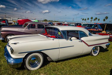Daytona Plajı, FL - 24 Kasım 2018: Yerel bir otomobil fuarında 1957 model Oldsmobile Golden Rocket 88 Hardtop Coupe 'nin yüksek perspektifli yan görüntüsü.