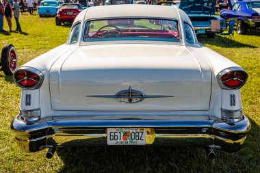 Daytona Plajı, FL - 24 Kasım 2018: Yerel bir araba fuarında 1957 model Oldsmobile Altın Roket 88 model Hardtop Coupe 'nin yüksek perspektifli dikiz görüntüsü.