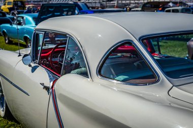 Daytona Plajı, FL - 24 Kasım 2018: Yerel bir otomobil fuarında düzenlenen 88 model Oldsmobile Altın Roket üzerinde eşsiz İkiz Destekli Arka Pencere manzarası.