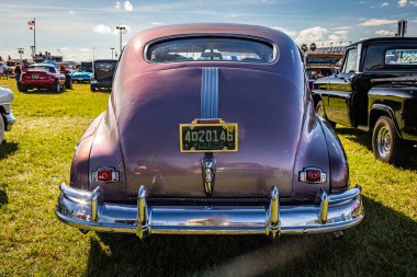 Daytona Plajı, FL - 24 Kasım 2018: Yerel bir otomobil fuarında 1947 Pontiac Torpido Silver Streak Straight 8 Sedan 'ın düşük perspektifli dikiz görüntüsü.
