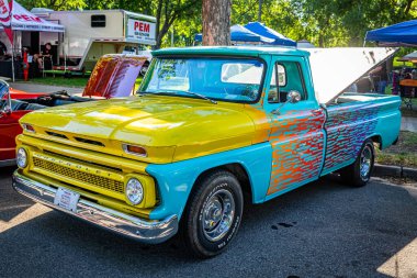 Falcon Heights, MN - 18 Haziran 2022: 1964 Chevrolet C10 pikap kamyoneti yerel bir araba fuarında yüksek perspektifli ön köşe görüntüsü.