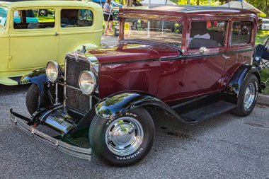 Falcon Heights, MN - 18 Haziran 2022: 1929 Chevrolet AC Serisi 'nin yüksek perspektifli ön köşe görüntüsü.